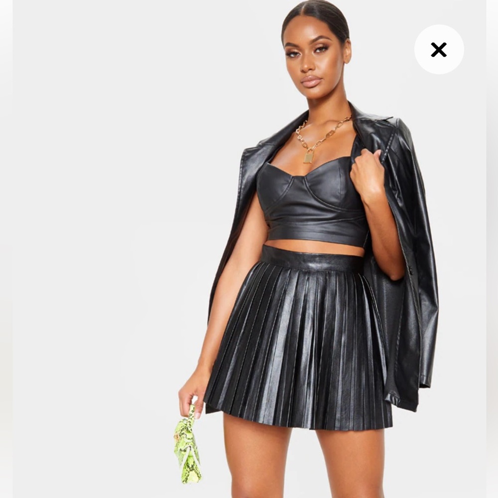 PrettyLittleThing Black Pleated Mini Skirt